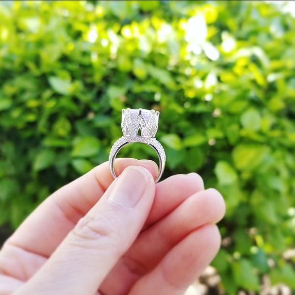 NEW 8 CARAT S925 SIMULATED DIAMOND CROWN RING - Picture 2 of 7